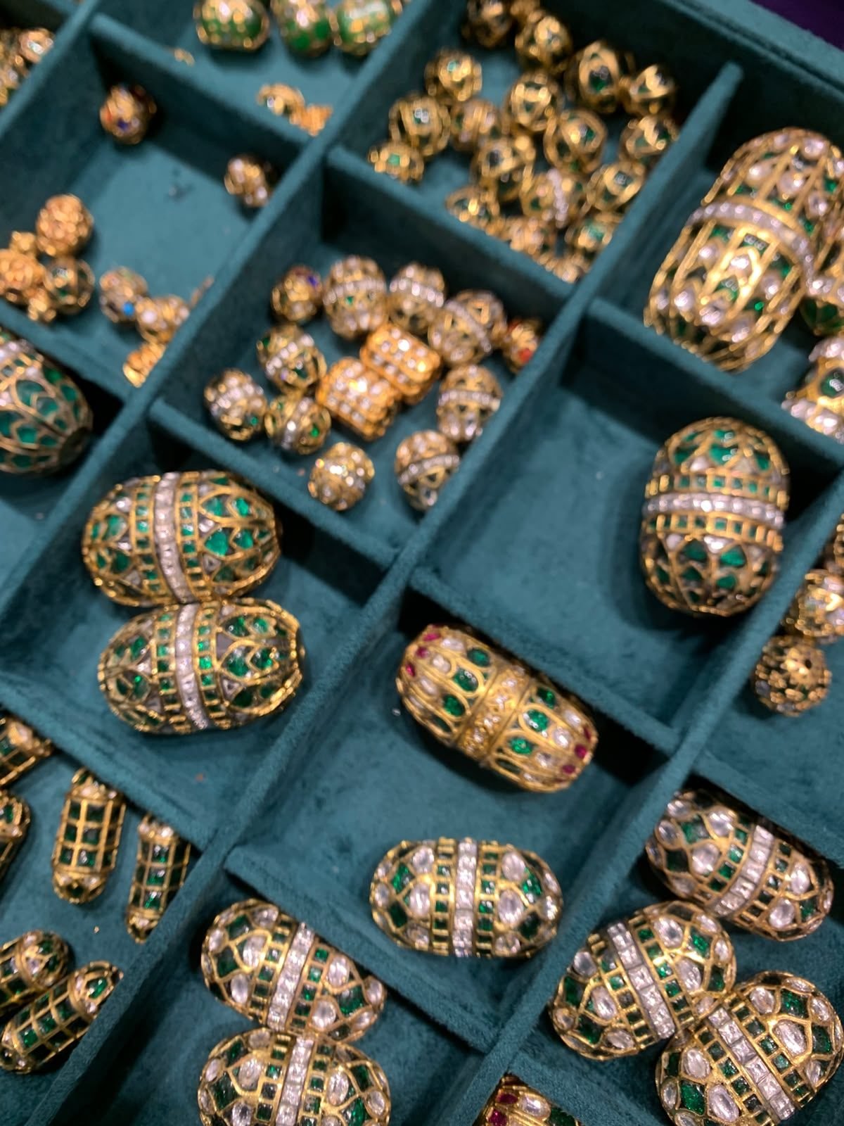 Tray of emerald-cut kundan stones